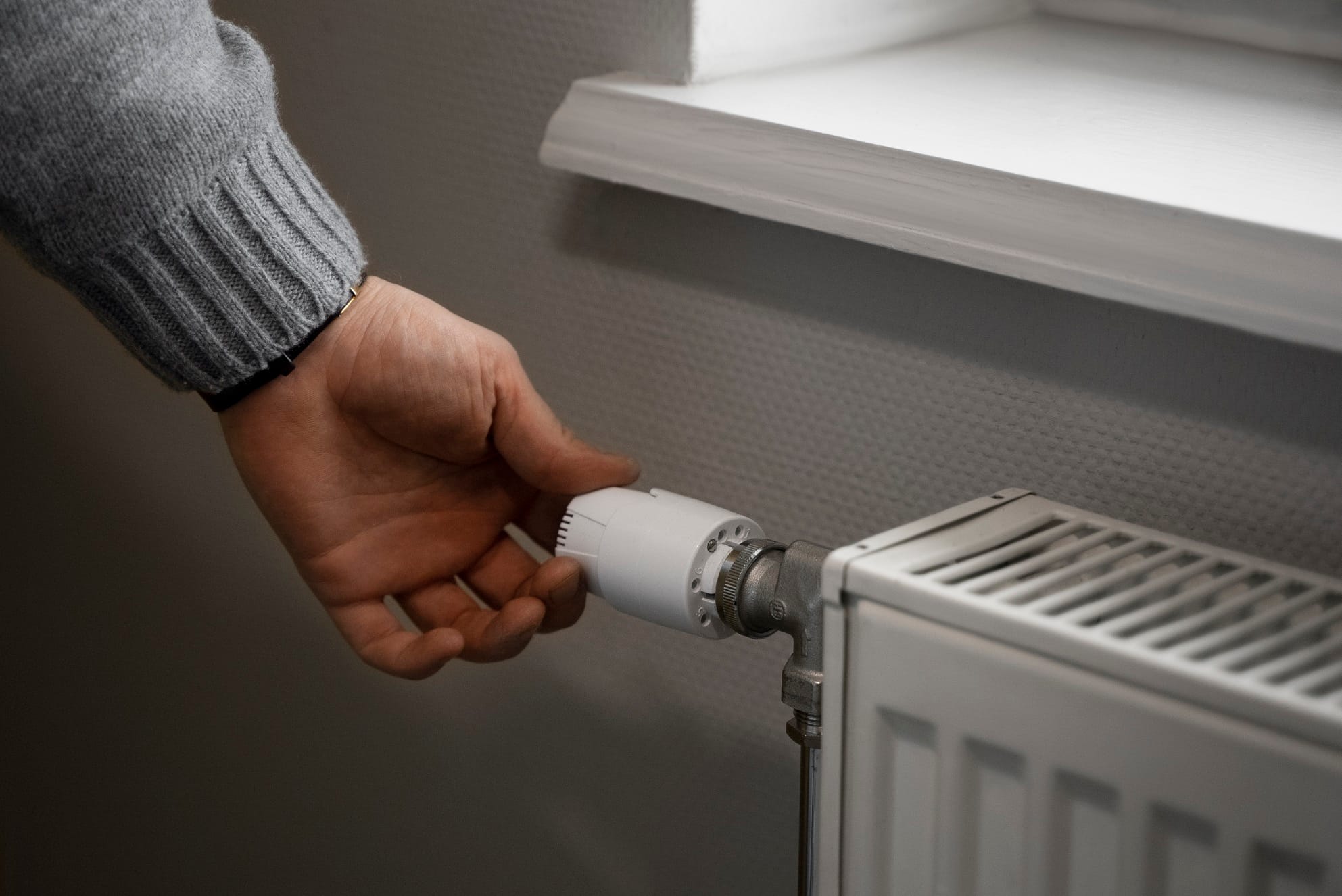 man-turning-off-radiator-energy-crisis